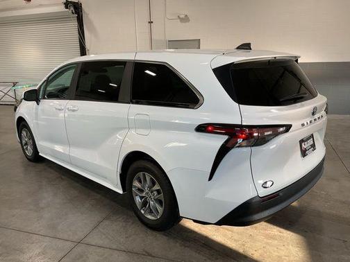 2024 Toyota Sienna LE