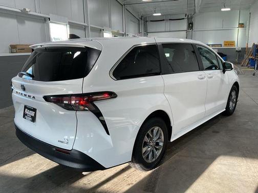 2024 Toyota Sienna LE