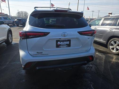 2025 Toyota Highlander Hybrid XLE