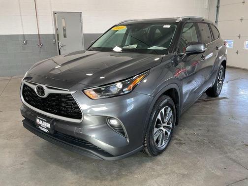 Magnetic Gray Metallic 2023 Toyota Highlander XLE