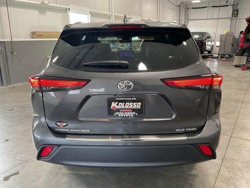 Magnetic Gray Metallic 2023 Toyota Highlander XLE