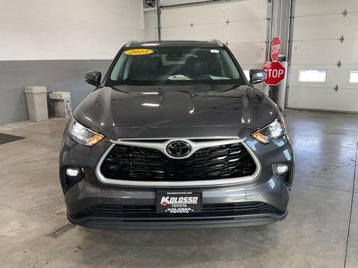 Magnetic Gray Metallic 2023 Toyota Highlander XLE
