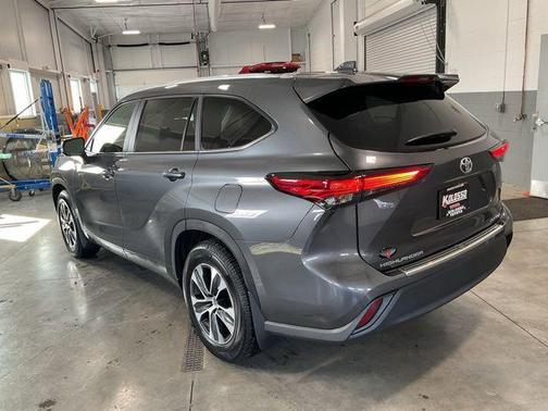 Magnetic Gray Metallic 2023 Toyota Highlander XLE