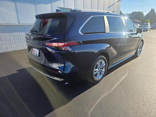 2023 Toyota Sienna Platinum 7 Passenger