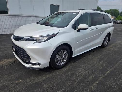 2022 Toyota Sienna XLE 7 Passenger