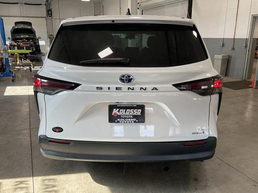 2024 Toyota Sienna LE
