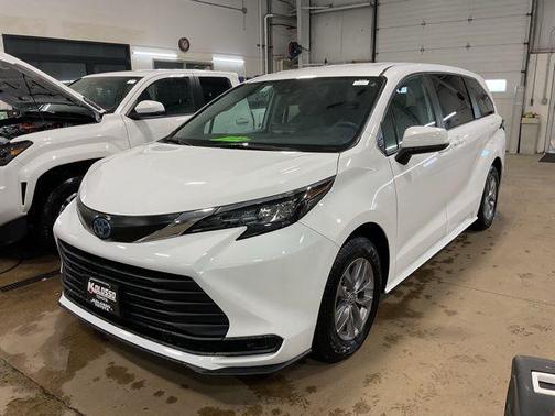 2024 Toyota Sienna LE