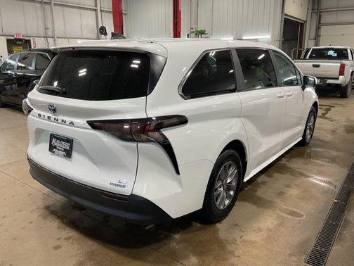 2024 Toyota Sienna LE
