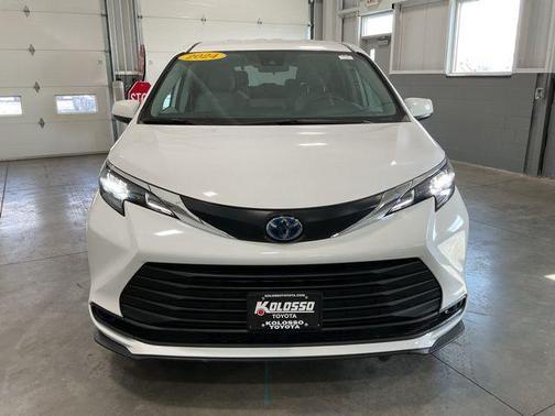 2024 Toyota Sienna LE