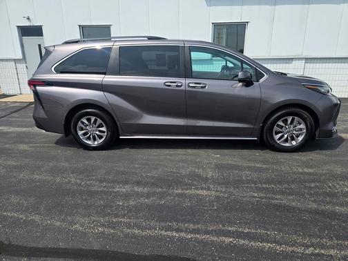 2022 Toyota Sienna XLE 7 Passenger
