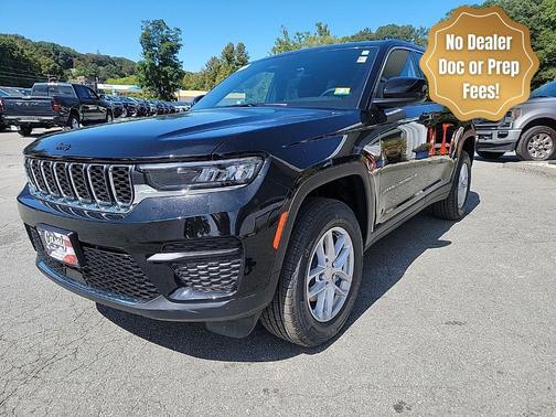 Diamond Black Crystal Pearlcoat 2025 Jeep Grand Cherokee Laredo
