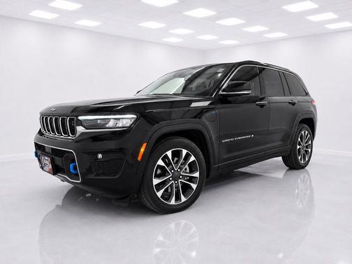 Diamond Black Crystal Pearlcoat 2023 Jeep Grand Cherokee 4xe Overland