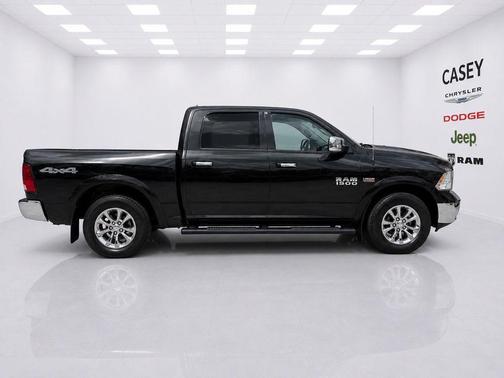 Brilliant Black Crystal Pearlcoat 2018 RAM 1500 ST