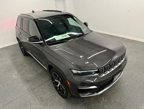 2022 Jeep Grand Cherokee Summit