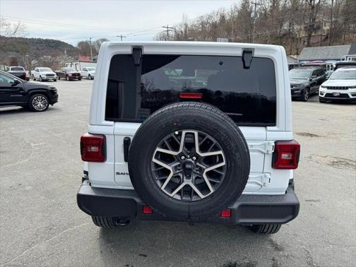 2025 Jeep Wrangler 4-Door Sahara 4x4