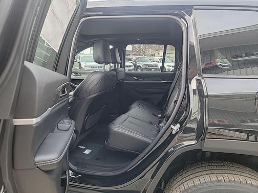 Diamond Black Crystal Pearlcoat 2025 Jeep Grand Cherokee Limited