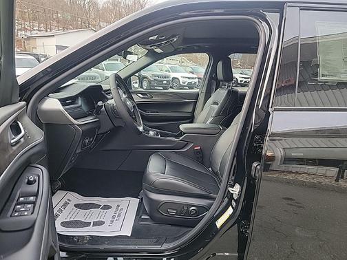 Diamond Black Crystal Pearlcoat 2025 Jeep Grand Cherokee Limited