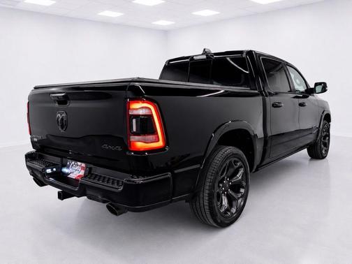 Diamond Black Crystal Pearlcoat 2023 RAM 1500 Limited