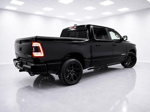 Diamond Black Crystal Pearlcoat 2023 RAM 1500 Laramie