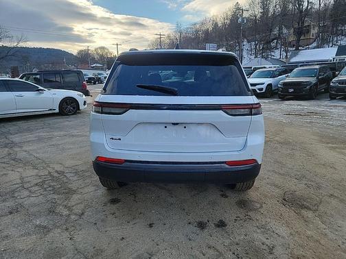 Bright White Clearcoat 2026 Jeep Grand Cherokee Altitude