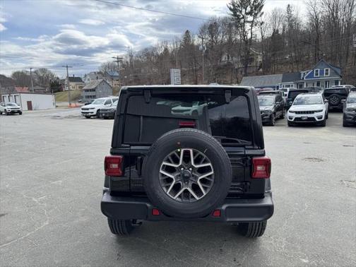 2025 Jeep Wrangler 4-Door Sahara 4x4