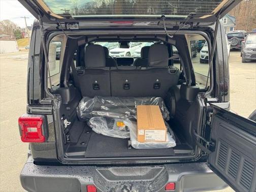 2025 Jeep Wrangler 4-Door Sahara 4x4