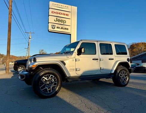 2024 Jeep Wrangler 4-Door Sahara 4x4