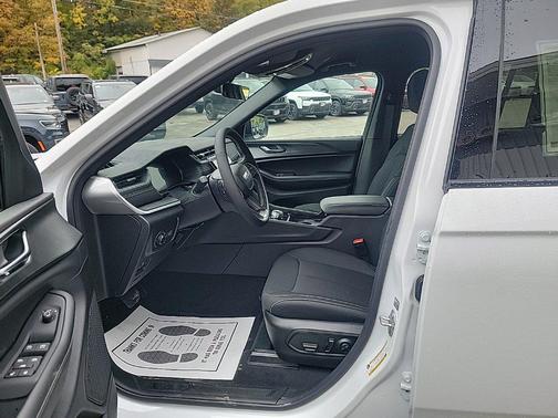 Bright White Clearcoat 2027 Jeep Grand Cherokee Laredo