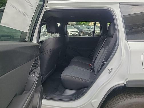 Bright White Clearcoat 2026 Jeep Cherokee Laredo 4x4