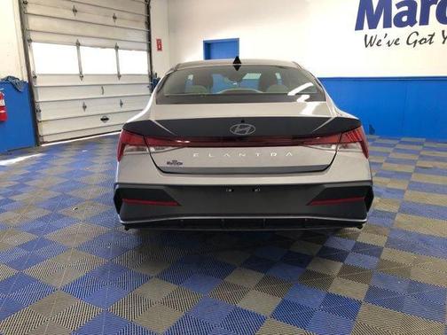 2024 Hyundai ELANTRA SE