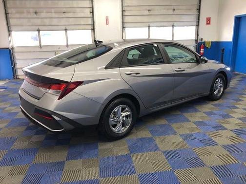 2024 Hyundai ELANTRA SE