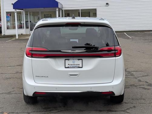 2024 Chrysler Pacifica Touring-L