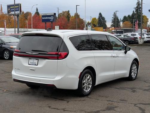 2024 Chrysler Pacifica Touring-L