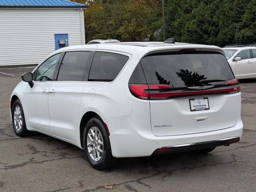 2024 Chrysler Pacifica Touring-L