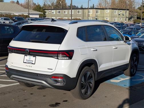 2025 Volkswagen Taos 1.5T SE