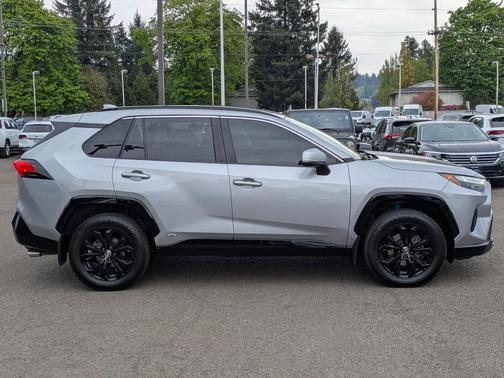 2022 Toyota RAV4 Hybrid SE