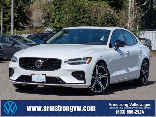 2024 Volvo S60 B5 Plus Dark Theme