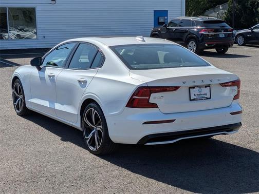 2024 Volvo S60 B5 Plus Dark Theme