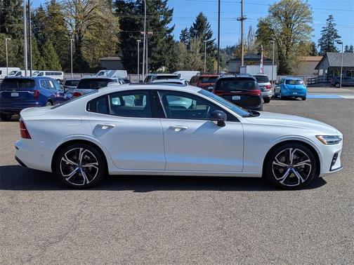 2024 Volvo S60 B5 Plus Dark Theme