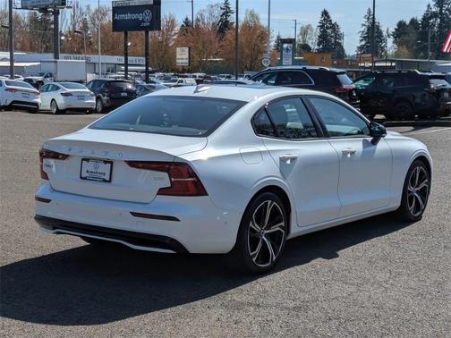 2024 Volvo S60 B5 Plus Dark Theme