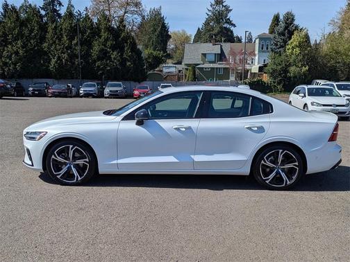 2024 Volvo S60 B5 Plus Dark Theme