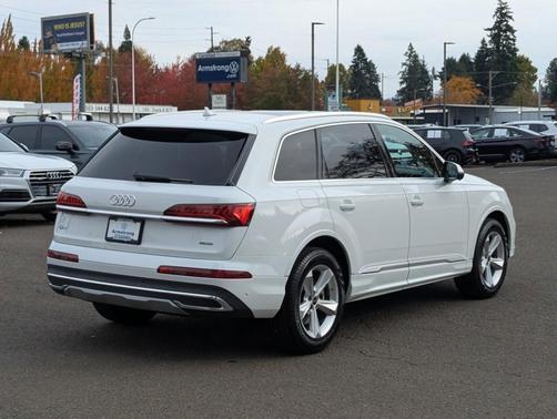 2023 Audi Q7 45 Premium Plus