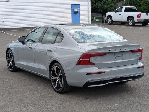 2024 Volvo S60 B5 Plus Dark Theme