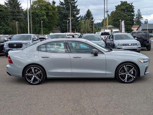 2024 Volvo S60 B5 Plus Dark Theme