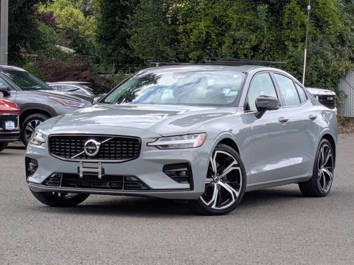 2024 Volvo S60 B5 Plus Dark Theme