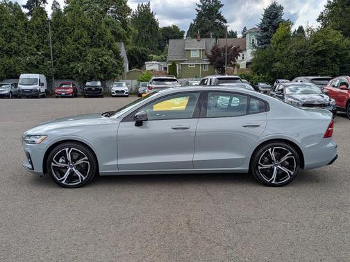 2024 Volvo S60 B5 Plus Dark Theme