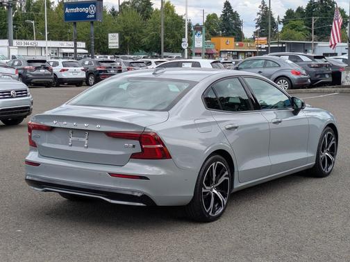 2024 Volvo S60 B5 Plus Dark Theme