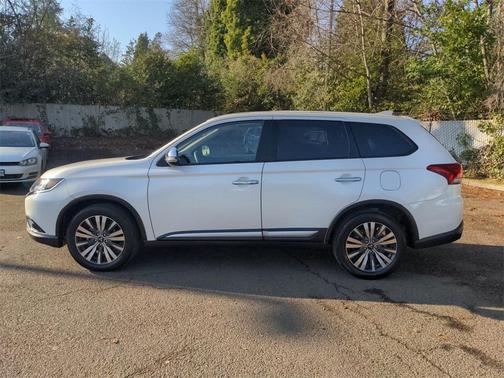 Photo 2 of 32 of 2019 Mitsubishi Outlander SE
