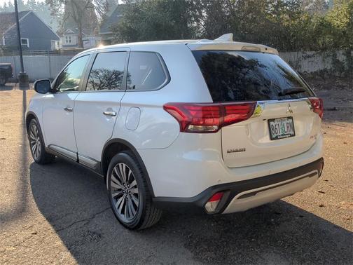 Photo 3 of 32 of 2019 Mitsubishi Outlander SE