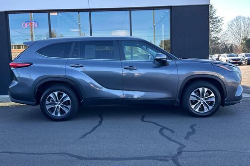 Magnetic Gray Metallic 2023 Toyota Highlander XLE